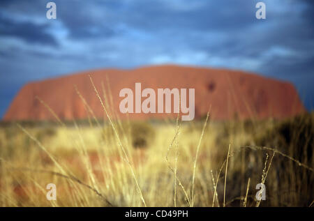 Sep 17, 2008 - Yulara, Territoire du Nord, Australie - Uluru, également appelé Ayers Rock, est une grande formation de roche de grès dans la partie sud du Territoire du nord, centre de l'Australie. Il se trouve à 335 km (208 mi) au sud-ouest de la grande ville la plus proche, Alice Springs ; 450 km (280 mi) par la route. K Banque D'Images