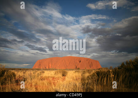 Sep 17, 2008 - Yulara, Territoire du Nord, Australie - Uluru, également appelé Ayers Rock, est une grande formation de roche de grès dans la partie sud du Territoire du nord, centre de l'Australie. Il se trouve à 335 km (208 mi) au sud-ouest de la grande ville la plus proche, Alice Springs ; 450 km (280 mi) par la route. K Banque D'Images