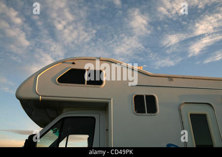 Sep 17, 2008 - Yulara, Territoire du Nord, Australie - un camping-car stationné près d'Ayers Rock. (Crédit Image : © Marianna Massey Jour/ZUMA Press) Banque D'Images