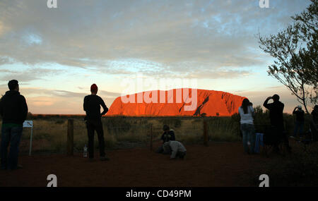 Sep 17, 2008 - Yulara, Territoire du Nord, Australie - Uluru, également appelé Ayers Rock, est une grande formation de roche de grès dans la partie sud du Territoire du nord, centre de l'Australie. Il se trouve à 335 km (208 mi) au sud-ouest de la grande ville la plus proche, Alice Springs ; 450 km (280 mi) par la route. K Banque D'Images