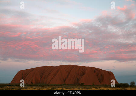 Sep 17, 2008 - Yulara, Territoire du Nord, Australie - Uluru, également appelé Ayers Rock, est une grande formation de roche de grès dans la partie sud du Territoire du nord, centre de l'Australie. Il se trouve à 335 km (208 mi) au sud-ouest de la grande ville la plus proche, Alice Springs ; 450 km (280 mi) par la route. K Banque D'Images