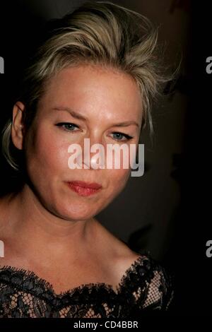 24 septembre 2008 - New York, New York, États-Unis - PREMIÈRE MONDIALE DE LA PREUVE VIVANTE .PARIS THEATRE 09-24-2008. 2008.RENEE ZELLWEGER.K59929RM(Image Crédit : Â© Rick Mackler/Photos/ZUMAPRESS.com) Globe Banque D'Images