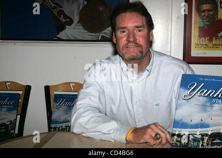 24 septembre 2008 - New York, New York, États-Unis - WADE BOGGS SIGNES EXEMPLAIRES DE ''YANKEE STADIUM-LA'' RÉTROSPECTIVE OFFICIELLE.MANTEAU DE MICKEY'S 09-23-2008. 2008.WADE BOGGS .K59689RM(Image Crédit : Â© Rick Mackler/Photos/ZUMAPRESS.com) Globe Banque D'Images