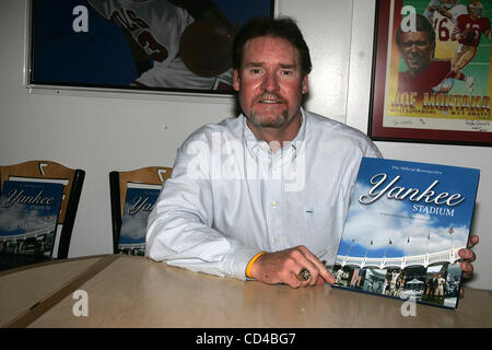 24 septembre 2008 - New York, New York, États-Unis - WADE BOGGS SIGNES EXEMPLAIRES DE ''YANKEE STADIUM-LA'' RÉTROSPECTIVE OFFICIELLE.MANTEAU DE MICKEY'S 09-23-2008. 2008.WADE BOGGS .K59689RM(Image Crédit : Â© Rick Mackler/Photos/ZUMAPRESS.com) Globe Banque D'Images