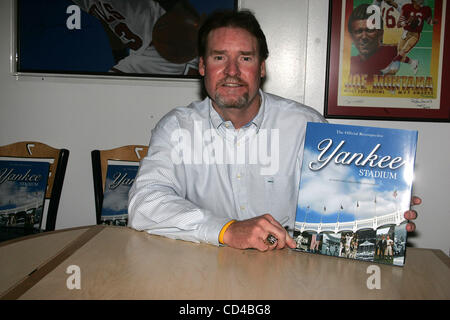 24 septembre 2008 - New York, New York, États-Unis - WADE BOGGS SIGNES EXEMPLAIRES DE ''YANKEE STADIUM-LA'' RÉTROSPECTIVE OFFICIELLE.MANTEAU DE MICKEY'S 09-23-2008. 2008.WADE BOGGS .K59689RM(Image Crédit : Â© Rick Mackler/Photos/ZUMAPRESS.com) Globe Banque D'Images