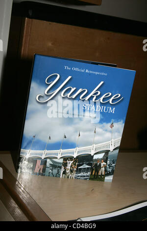 24 septembre 2008 - New York, New York, États-Unis - WADE BOGGS SIGNES EXEMPLAIRES DE ''YANKEE STADIUM-LA'' RÉTROSPECTIVE OFFICIELLE.MANTEAU DE MICKEY'S 09-23-2008. 2008.ATMOSPHÈRE.K59689RM(Image Crédit : Â© Rick Mackler/Photos/ZUMAPRESS.com) Globe Banque D'Images