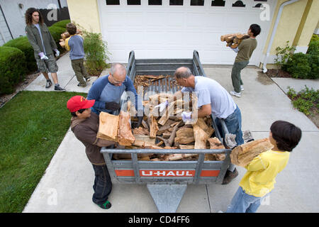 5 octobre 2008 Rancho Penasquitos    USA Californie membres de troupe de scouts 622 Bois de chauffage à une décharge à Rancho Penasquitos accueil clients. Rancho Penasquitos troupe de scouts 622 vend bois de chauffage en tant que collecteur de fonds chaque année. (LtoR) 17yr old Life du Scoutisme (classement) Thomas Williams, 11ans du scoutisme Tenderfoot Banque D'Images