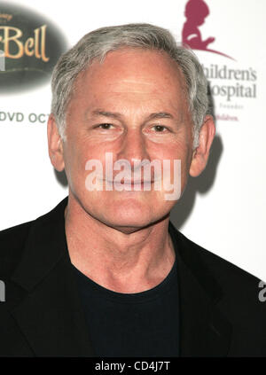 Oct 11, 2008 - Los Angeles, Californie, USA - l'Acteur Victor Garber arrivant à la 5e édition de la piste pour la vie bénéficiant St. Jud Children's Research Hospital qui a eu lieu au Beverly Hilton Hotel. (Crédit Image : © Lisa O'Connor/ZUMA Press) Banque D'Images