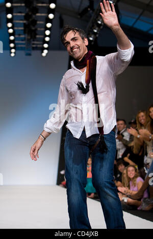 Oct 12, 2008 - Cascais, Lisbonne, Portugal - Portugais créateur, Filipe Dre Faisca, gestes après son Printemps/Été 2009 Défilé de la fashion week d'Estoril Lisboa au Cidadela de Cascais au Portugal. (Crédit Image : © Mario Proenca/ZUMA Press) Banque D'Images