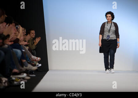 Oct 12, 2008 - Cascais, Lisbonne, Portugal - Portugais créateur, Lara Torres, promenades le fuyard après son Printemps/Été 2009 Défilé de la fashion week d'Estoril Lisboa au Cidadela de Cascais au Portugal. (Crédit Image : © Mario Proenca/ZUMA Press) Banque D'Images