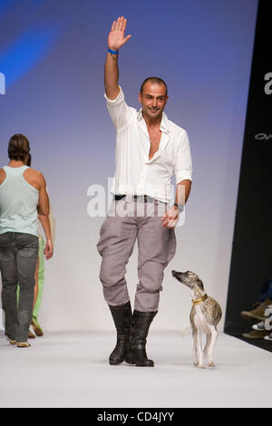 Oct 12, 2008 - Cascais, Lisbonne, Portugal - Portugais créateur, Nuno Gama, gestes après son Printemps/Été 2009 Défilé de la fashion week d'Estoril Lisboa au Cidadela de Cascais au Portugal. (Crédit Image : © Mario Proenca/ZUMA Press) Banque D'Images