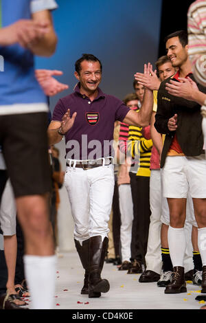 Oct 12, 2008 - Cascais, Lisbonne, Portugal - Portugais créateur, Pedro Mourao (C), est accueilli par les modèles après son Printemps/Été 2009 Défilé de la fashion week d'Estoril Lisboa au Cidadela de Cascais au Portugal. (Crédit Image : © Mario Proenca/ZUMA Press) Banque D'Images