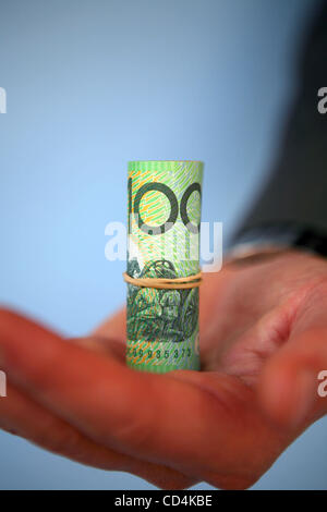 13 Oct 2008 - Sydney, NSW, Australie - un homme tenant un rouleau de cent dollars. (Crédit Image : © Marianna Massey Jour/ZUMA Press) Banque D'Images