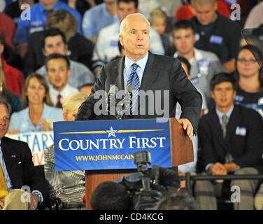 13 Oct 2008 - Wilmington (Caroline du Nord), USA - Le candidat républicain, le sénateur John Mccain fait une campagne s'arrêtent à la Schwartz Center sur le campus de Cape Fear Community College situé dans le centre-ville de Wilmington. Copyright 2008 Jason Moore. Crédit obligatoire : Jason Moore Banque D'Images