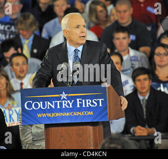 13 Oct 2008 - Wilmington (Caroline du Nord), USA - Le candidat républicain, le sénateur John Mccain fait une campagne s'arrêtent à la Schwartz Center sur le campus de Cape Fear Community College situé dans le centre-ville de Wilmington. Copyright 2008 Jason Moore. Crédit obligatoire : Jason Moore Banque D'Images
