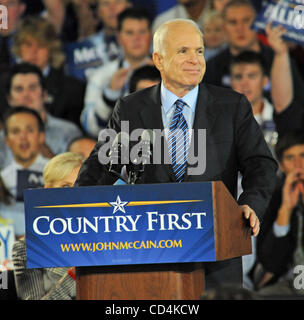 13 Oct 2008 - Wilmington (Caroline du Nord), USA - Le candidat républicain, le sénateur John Mccain fait une campagne s'arrêtent à la Schwartz Center sur le campus de Cape Fear Community College situé dans le centre-ville de Wilmington. Copyright 2008 Jason Moore. Crédit obligatoire : Jason Moore Banque D'Images