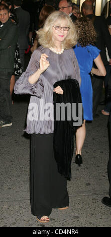 Oct 16, 2008 - New York, NY, USA - Actrice BLYTHE DANNER arrive à la soirée d'ouverture de la pièce de Broadway 'All My Sons' tenue à l'Gerald Schoenfeld Theatre. (Crédit Image : © Nancy/Kaszerman ZUMA Press) Banque D'Images