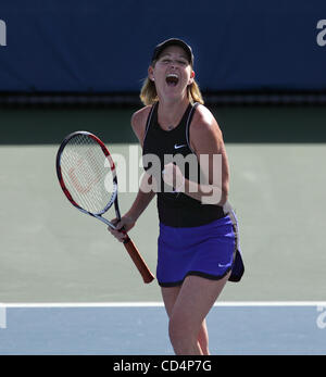 110208 sc a rencontré evert 13 -- le personnel du Palm Beach photo de Taylor Jones/0058231B. Pour la galerie web. Chris Evert réagit à un particulièrement bon coup elle a fait pendant son match dimanche à la Chris Evert/Pro-Celebrity Raymond James au tournoi de tennis de Delray Beach Tennis Center à Delray Beach. Des stars Banque D'Images