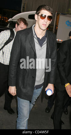 Oct 22, 2008 - New York, NY, USA - d'or olympique Michael Phelps arrive pour sa comparution au MTV's TRL tenue à Times Square. (Crédit Image : © Nancy/Kaszerman ZUMA Press) Banque D'Images