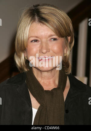 Oct 22, 2008 - New York, NY, USA - La diva Martha Stewart fait la promotion de son nouveau livre 'Martha Stewart : Leçons de l'Ecole de Cuisine et recettes pour la maison Cook' tenue à Williams Sonoma dans le Time Warner Center. (Crédit Image : © Nancy/Kaszerman ZUMA Press) Banque D'Images