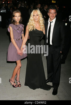 Oct 23, 2008 - New York, NY, USA - ALLEGRA BECK VERSACE Donatella Versace, concepteur et l'acteur Balthazar Getty à l'arrivées de Fashion Group International, 25e Nuit des étoiles organisée à Cipriani Wall Street. (Crédit Image : © Nancy/Kaszerman ZUMA Press) Banque D'Images