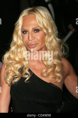 Oct 23, 2008 - New York, NY, USA - Designer Donatella Versace lors de l'arrivées de Fashion Group International, 25e Nuit des étoiles organisée à Cipriani Wall Street. (Crédit Image : © Nancy/Kaszerman ZUMA Press) Banque D'Images