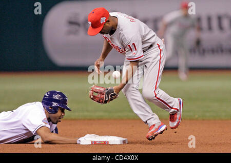 Oct 23, 2008 - Saint-Pétersbourg, Floride, USA - FALAISE FLOYD dives retour à la deuxième de l'avant de la jeter à Rollins dans l'pickoff tentative dans la 4e manche des World Series Game 2 au Tropicana Field. Un déluge de exécute aidé Rays de Tampa Bay gagner 4-2 et niveau les World Series à 1-1 comme la visite de Banque D'Images