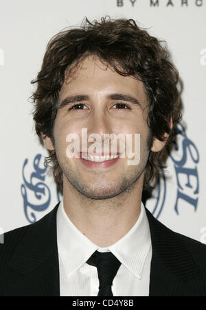 Oct 25, 2008 - Los Angeles, Californie, USA - Josh Groban pendant les arrivées au Carrousel du 30e anniversaire de l'espoir à l'hôtel Beverly Hilton. (Crédit Image : © Lisa O'Connor/ZUMA Press) Banque D'Images