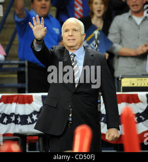 Oct 28, 2008 - Fayetteville, North Carolina, USA - Le candidat républicain, le sénateur John Mccain fait une campagne stop pour plus de 10 000 partisans au Crown Coliseum situé en Caroline du Nord. Copyright 2008 Jason Moore. Crédit obligatoire : Jason Moore Banque D'Images