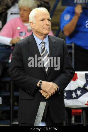 Oct 28, 2008 - Fayetteville, North Carolina, USA - Le candidat républicain, le sénateur John Mccain fait une campagne stop pour plus de 10 000 partisans au Crown Coliseum situé en Caroline du Nord. Copyright 2008 Jason Moore. Crédit obligatoire : Jason Moore Banque D'Images