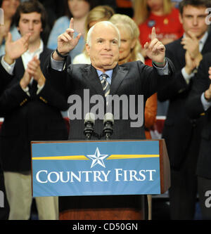 Oct 28, 2008 - Fayetteville, North Carolina, USA - Le candidat républicain, le sénateur John Mccain fait une campagne stop pour plus de 10 000 partisans au Crown Coliseum situé en Caroline du Nord. Copyright 2008 Jason Moore. Crédit obligatoire : Jason Moore Banque D'Images