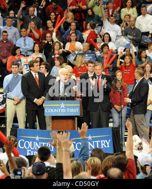 Oct 28, 2008 - Fayetteville, North Carolina, USA - Le candidat républicain, le sénateur John Mccain fait une campagne stop pour plus de 10 000 partisans au Crown Coliseum situé en Caroline du Nord. Copyright 2008 Jason Moore. Crédit obligatoire : Jason Moore Banque D'Images