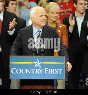 Oct 28, 2008 - Fayetteville, North Carolina, USA - Le candidat républicain, le sénateur John Mccain fait une campagne stop pour plus de 10 000 partisans au Crown Coliseum situé en Caroline du Nord. Copyright 2008 Jason Moore. Crédit obligatoire : Jason Moore Banque D'Images