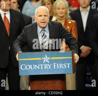 Oct 28, 2008 - Fayetteville, North Carolina, USA - Le candidat républicain, le sénateur John Mccain fait une campagne stop pour plus de 10 000 partisans au Crown Coliseum situé en Caroline du Nord. Copyright 2008 Jason Moore. Crédit obligatoire : Jason Moore Banque D'Images