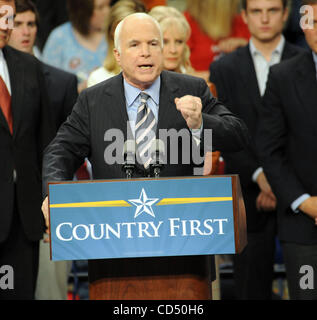 Oct 28, 2008 - Fayetteville, North Carolina, USA - Le candidat républicain, le sénateur John Mccain fait une campagne stop pour plus de 10 000 partisans au Crown Coliseum situé en Caroline du Nord. Copyright 2008 Jason Moore. Crédit obligatoire : Jason Moore Banque D'Images