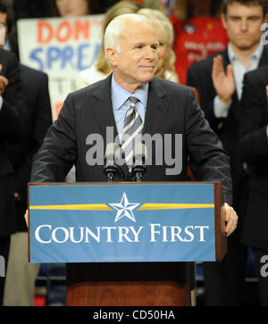 Oct 28, 2008 - Fayetteville, North Carolina, USA - Le candidat républicain, le sénateur John Mccain fait une campagne stop pour plus de 10 000 partisans au Crown Coliseum situé en Caroline du Nord. Copyright 2008 Jason Moore. Crédit obligatoire : Jason Moore Banque D'Images