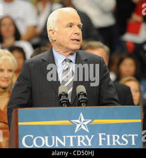 Oct 28, 2008 - Fayetteville, North Carolina, USA - Le candidat républicain, le sénateur John Mccain fait une campagne stop pour plus de 10 000 partisans au Crown Coliseum situé en Caroline du Nord. Copyright 2008 Jason Moore. Crédit obligatoire : Jason Moore Banque D'Images