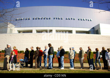 Ligne supportesr McCain jusqu'à l'extérieur de l'école Mentor Fine Arts Center en attente de candidat présidentiel républicain John McCain d'arriver pour un rassemblement. Banque D'Images