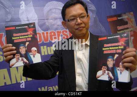 Expert observateur Intelegent WAWAN H PURWANTO lancer son livre sur le titre 'Controvertion d'Amrozi et ami' à Jakarta, Indonésie.octobre 30,2008.tout est en place pour les trois hommes condamnés à mort sur les attentats de Bali en 2002 pour être exécuté dès le samedi matin, un haut responsable de l'Indo Banque D'Images