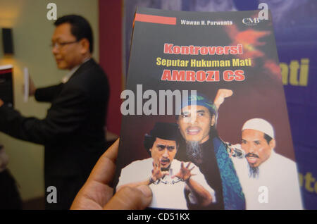 Expert observateur Intelegent WAWAN H PURWANTO lancer son livre sur le titre 'Controvertion d'Amrozi et ami' à Jakarta, Indonésie.octobre 30,2008.tout est en place pour les trois hommes condamnés à mort sur les attentats de Bali en 2002 pour être exécuté dès le samedi matin, un haut responsable de l'Indo Banque D'Images