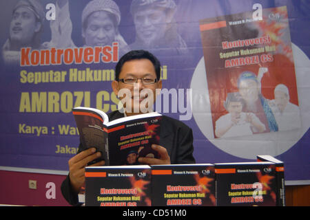 Expert observateur Intelegent WAWAN H PURWANTO lancer son livre sur le titre 'Controvertion d'Amrozi et ami' à Jakarta, Indonésie.octobre 30,2008.tout est en place pour les trois hommes condamnés à mort sur les attentats de Bali en 2002 pour être exécuté dès le samedi matin, un haut responsable de l'Indo Banque D'Images