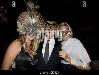 Maeve Quinlin, Gavin Rossdale et Iwona Kuczynska derrière des masques au 2008 Chris Evert/Pro-Celebrity Raymond James Tennis Classic gala cravate noire. Banque D'Images