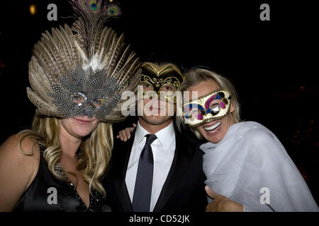 Maeve Quinlin, Gavin Rossdale et Iwona Kuczynska derrière des masques au 2008 Chris Evert/Pro-Celebrity Raymond James Tennis Classic gala cravate noire. Banque D'Images