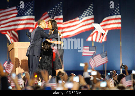 Barack Obama embrasse sa femme Michelle après avoir entendu qu'il était le prochain président des États-Unis. Banque D'Images