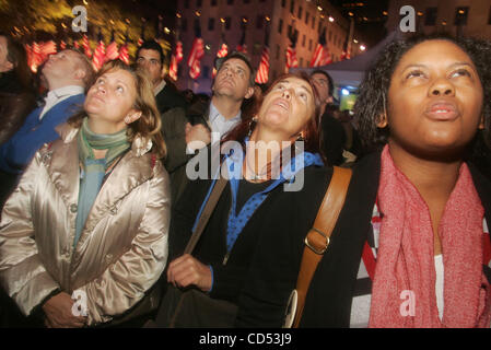 Nov 04, 2008 - New York, NY, USA - New-yorkais regarder les résultats des élections du Rockefeller Center sur la veille des élections. (Crédit Image : © Nancy/Kaszerman ZUMA Press) Banque D'Images