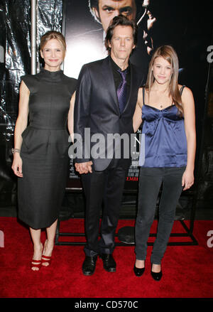 Nov 17, 2008 - New York, NY, USA - Acteurs Kyra Sedgwick, Kevin Bacon et SOSIE BACON assister à la première de New York "Frost/Nixon" tenu à la Ziegfeld Theatre. (Crédit Image : © Nancy/Kaszerman ZUMA Press) Banque D'Images