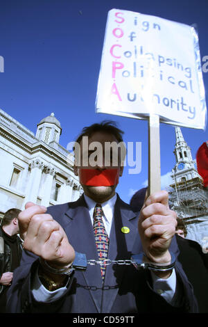 Mar 01, 2008 - Londres, Angleterre, Royaume-Uni - Le gouvernement est le maintien de la législation actuelle qui limite les manifestations dans un 1km autour du Parlement, et il envisage également d'étendre ces restrictions à l'ensemble du pays. Personnes ont protesté parce qu'ils considèrent la législation Banque D'Images