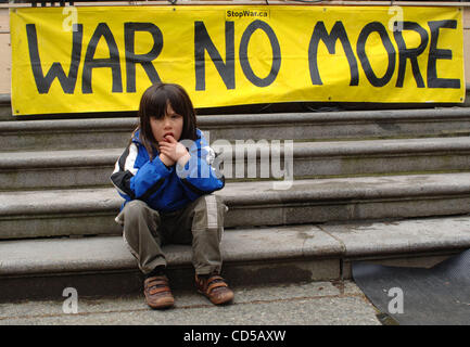 Mar 15, 2008 - Vancouver, Colombie-Britannique, Canada - Vancouver les citoyens, jeunes et vieux, ont assisté à la manifestation anti-guerre en Irak par la Vancouver Art Gallery. Des centaines de manifestants se sont réunis au 5ème anniversaire de l'occupation de l'Irak pour protester contre la guerre. (Crédit Image : © Sergei Bachlakov/ZUMApress.com) Banque D'Images