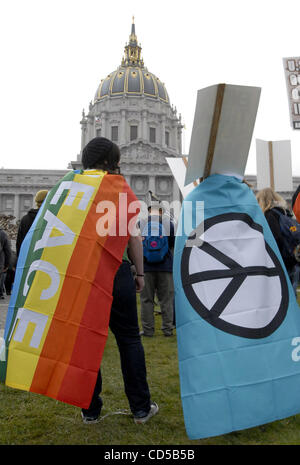 Des manifestants anti-guerre se rassembler devant l'Hôtel de ville de San Francisco pour protester contre le 5e anniversaire de la guerre en Irak, le mercredi 19 mars 2008, à San Francisco, Californie (Eddie Ledesma/Contra Costa Times) Banque D'Images