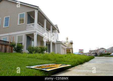 Signe d'une vente aux enchères se trouve dans la cour avant damées à côté d'une maison qui est en défaut dans la roseraie près de Brentwood, en Californie, le vendredi, 4 avril 2008. En plus de forclusion, vente aux enchères ou de vente signe une autre indication de foyers dans la valeur par défaut est la condition de non les chantiers. (Sherry Banque D'Images